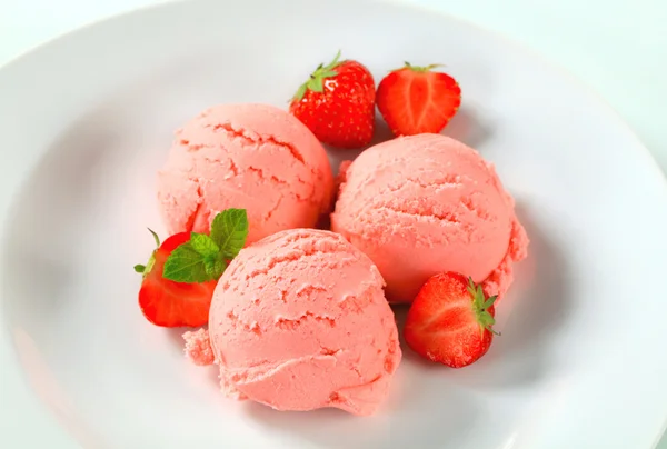 Strawberry ice cream — Stock Photo, Image