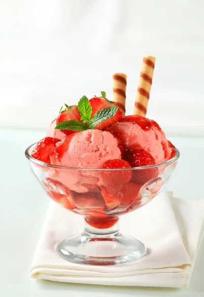 Strawberry ice cream sundae — Stock Photo, Image