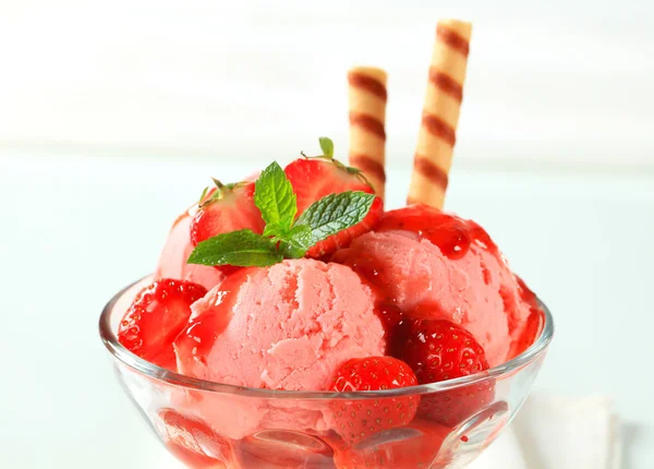 Strawberry ice cream sundae — Stock Photo, Image