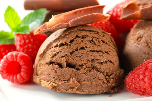 Schokoladeneis mit frischen Himbeeren — Stockfoto