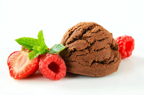 Chocolate ice cream with fresh raspberries — Stock Photo, Image