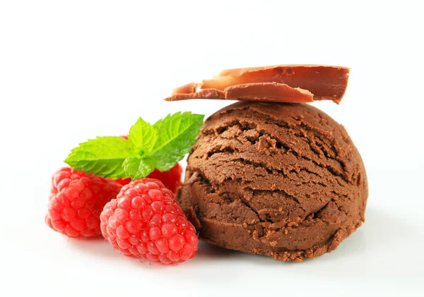 チョコレート アイス クリームと新鮮なラズベリー — ストック写真