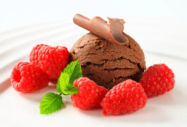 Helado de chocolate con frambuesas frescas — Foto de Stock