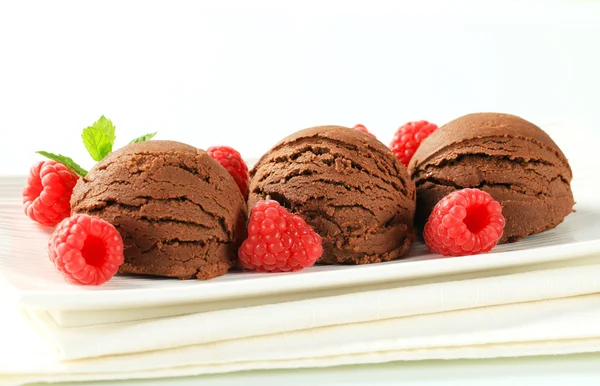 Chocolate ice cream with fresh raspberries — Stock Photo, Image