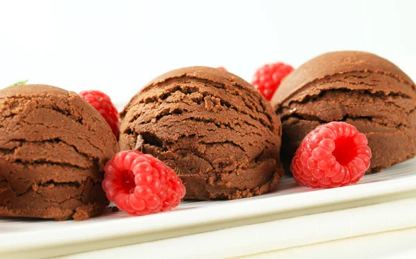 Sorvete de chocolate com framboesas frescas — Fotografia de Stock