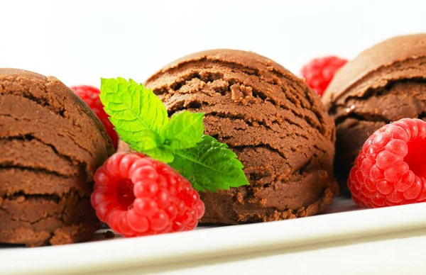 Schokoladeneis mit frischen Himbeeren — Stockfoto