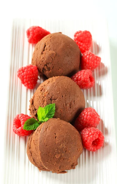 Helado de chocolate con frambuesas frescas —  Fotos de Stock