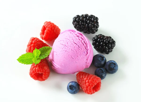 Crème glacée aux fruits aux baies fraîches mélangées — Photo