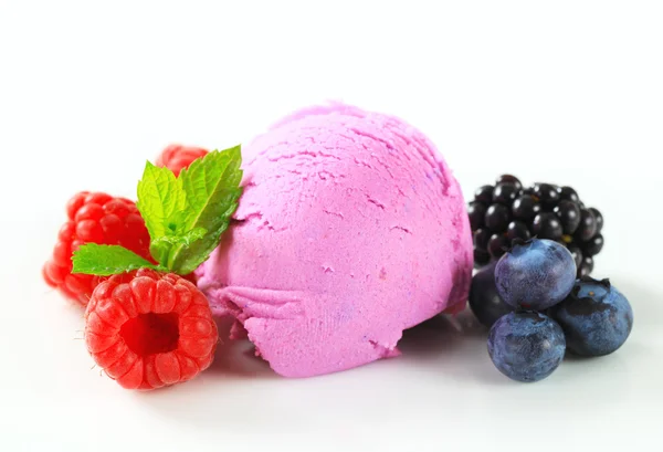 Es krim buah dengan buah-buahan campur segar — Stok Foto