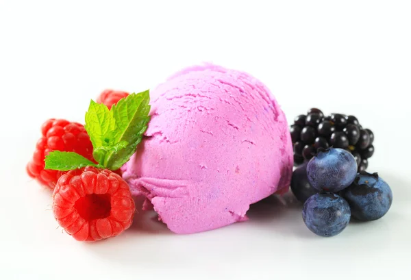 Helado de frutas con bayas frescas mezcladas —  Fotos de Stock