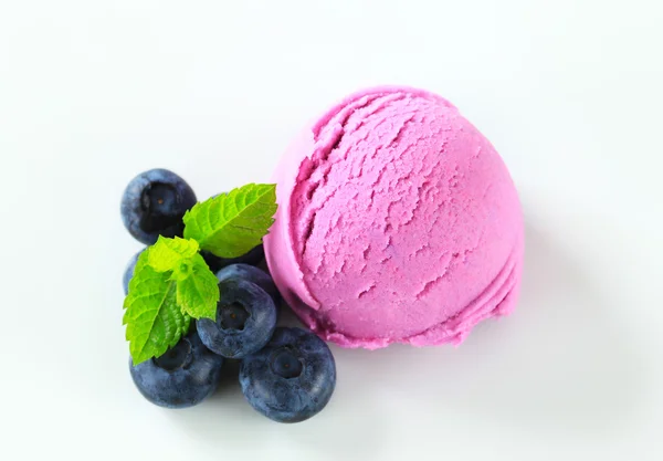 Helado de frutas con arándanos frescos —  Fotos de Stock