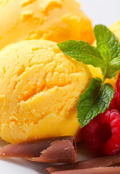 Ice-cream málna és a csokoládé forgács — Stock Fotó