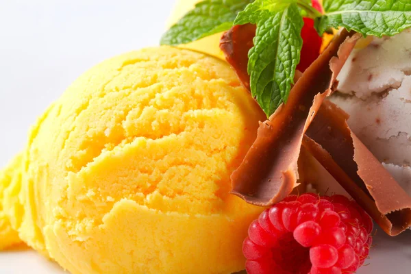 Gelato con lamponi e trucioli di cioccolato — Foto Stock