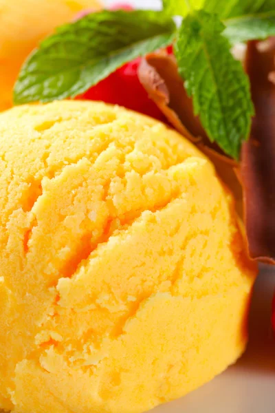 Ice cream with raspberries and chocolate shavings — Stock Photo, Image