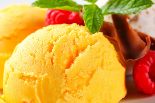 Ice-cream málna és a csokoládé forgács — Stock Fotó