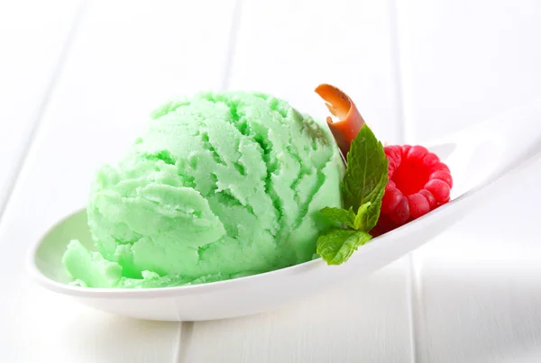 Scoop van groene consumptie-ijs — Stockfoto