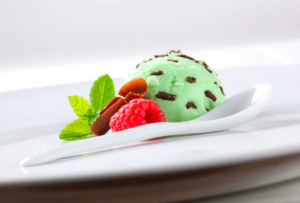 Crème glacée aux pépites de chocolat menthe — Photo