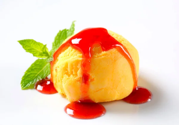 Mango sorbet with strawberry sauce — Stock Photo, Image