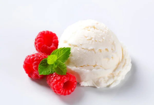 Cucharada de helado cremoso con frambuesas —  Fotos de Stock