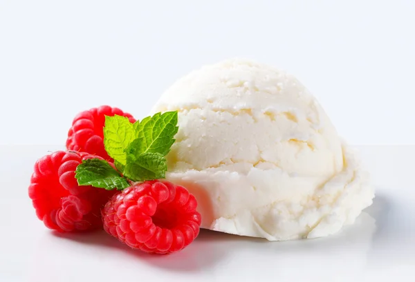 Scoop of creamy ice cream with raspberries — Stock Photo, Image