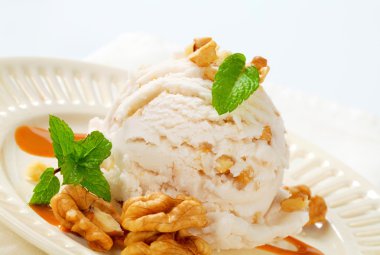 ceviz karamel soslu dondurma