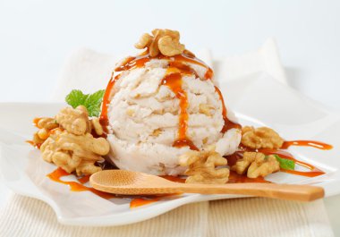 ceviz karamel soslu dondurma