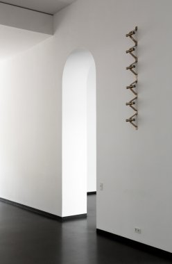 Modern bir binanın içinde.