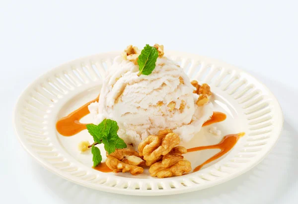 Волоське морозиво з карамельним соусом — стокове фото