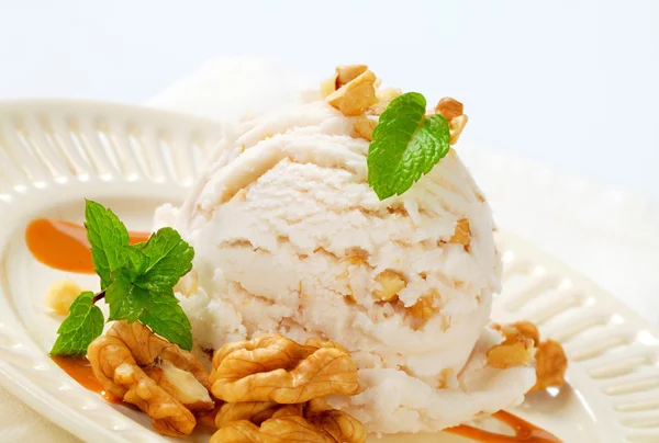 Walnut ice cream with caramel sauce — Stock Photo, Image