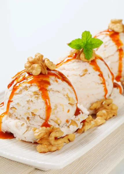 Walnut ice cream with caramel sauce — Stock Photo, Image