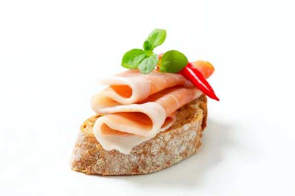 面包与意大利熏火腿 — 图库照片