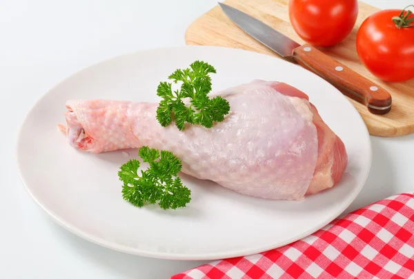 Raw turkey leg — Stock Photo, Image