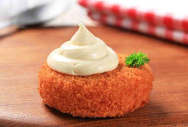Kızarmış patty ve mayonez