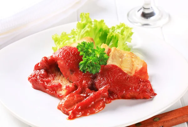 Białe filety z sosem pomidorowym — Zdjęcie stockowe