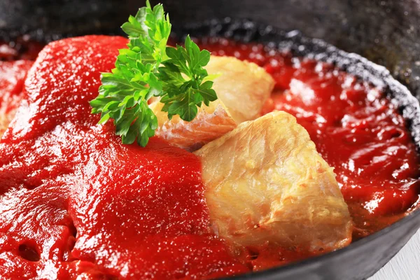 Filetes de peixe frito panela com molho de tomate — Fotografia de Stock