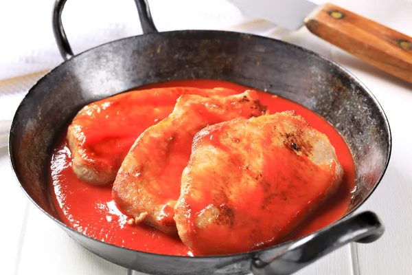 Chuletas de cerdo con salsa de tomate — Foto de Stock