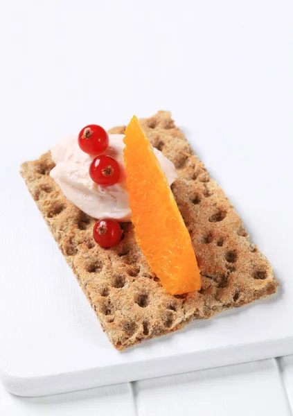 Crispbread with savory spread — Stock Photo, Image