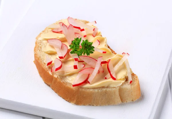 Chléb s máslem a ředkvičky — Stock fotografie