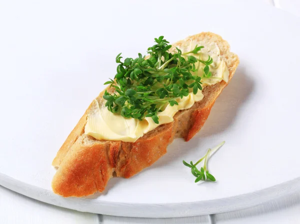 Bröd med smör och krasse — Stockfoto