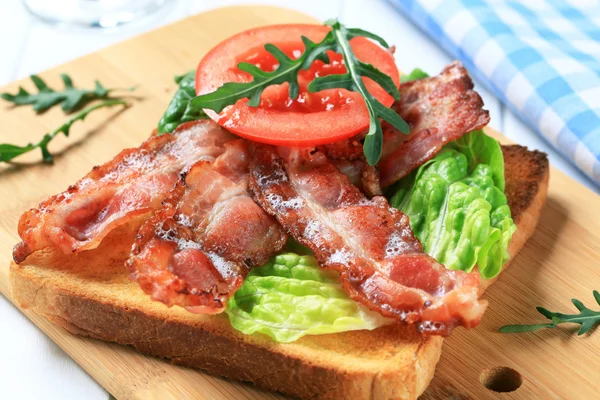 Toast with crispy bacon strips — Stock Photo, Image