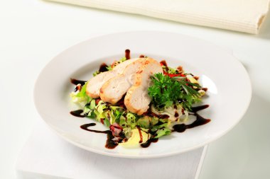yeşil salata ile tavuk göğsü