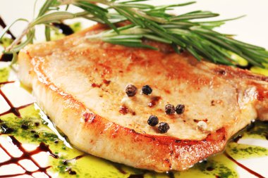 Tavada kavrulmuş domuz pirzolası