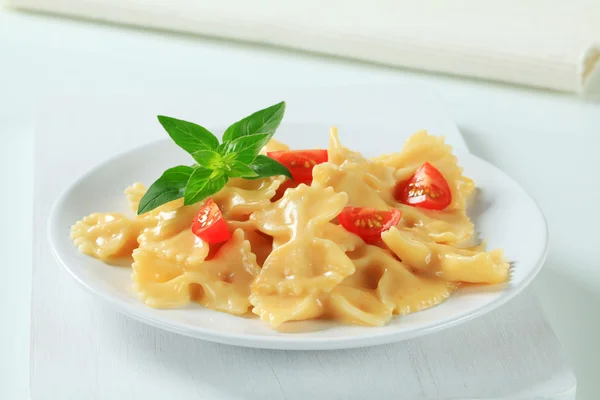 Bow tie pasta with cream sauce — Stock Photo, Image