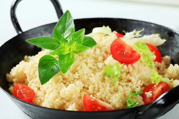 Couscous con ensalada de verduras y tomate —  Fotos de Stock