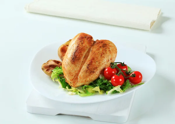 Chicken breast with potatoes and salad — Stock Photo, Image