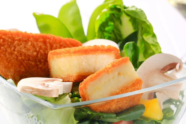 Salada verde com queijo frito — Fotografia de Stock