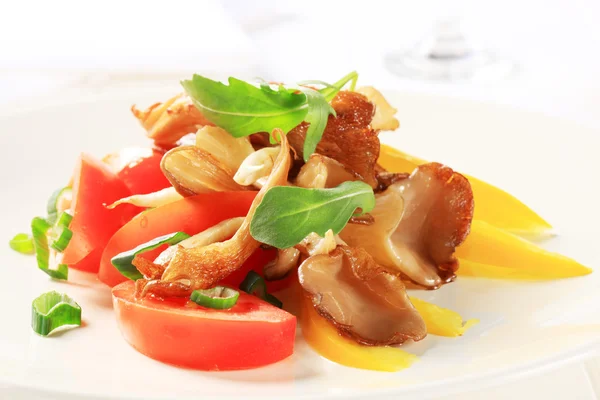 Salade d'huîtres et champignons — Photo