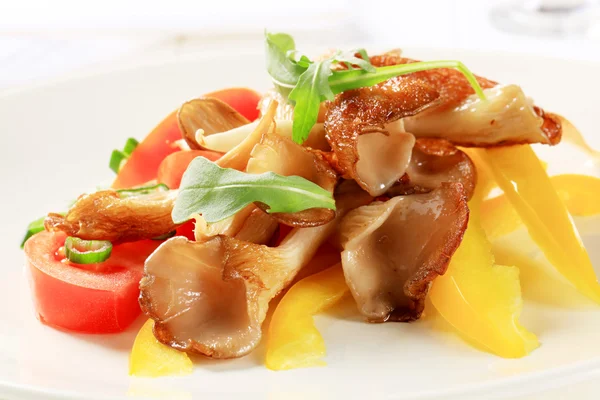Salade d'huîtres et champignons — Photo