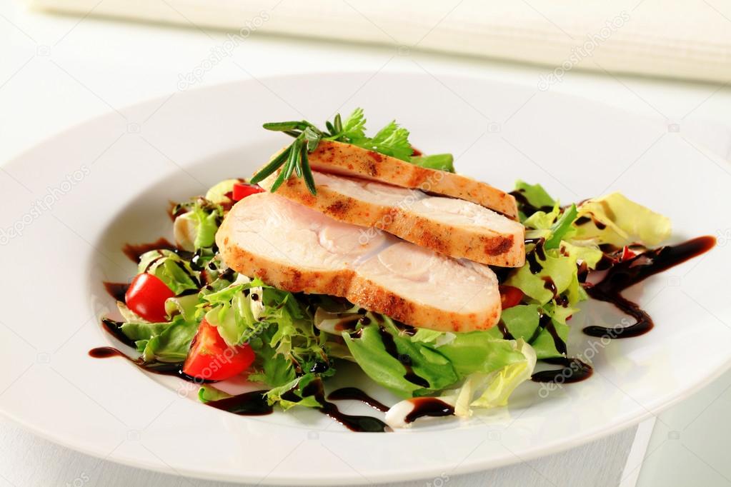 Chicken breast with green salad