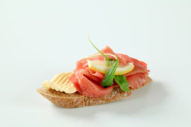 Dana carpaccio sandviç